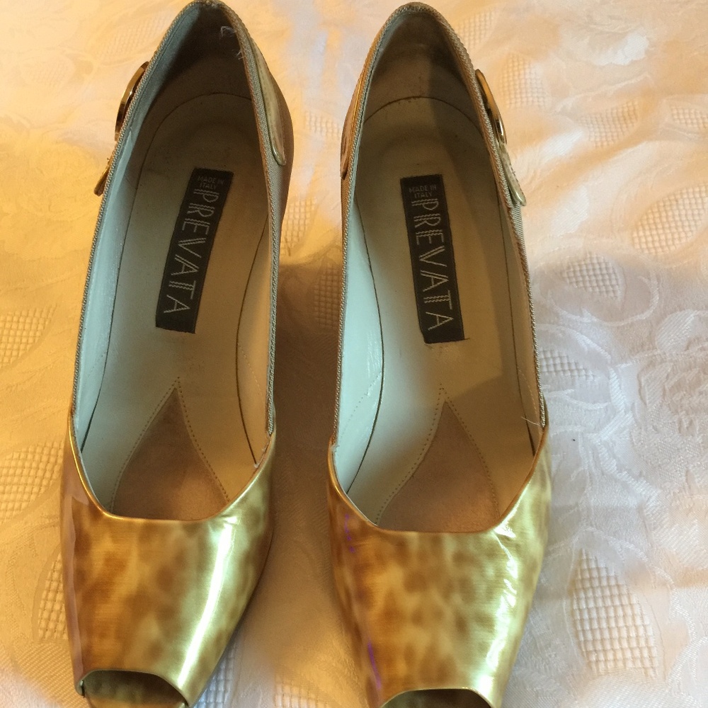 Prevata Tan material around the edges, beige buckle - Pre-owned- Size 6 1/2